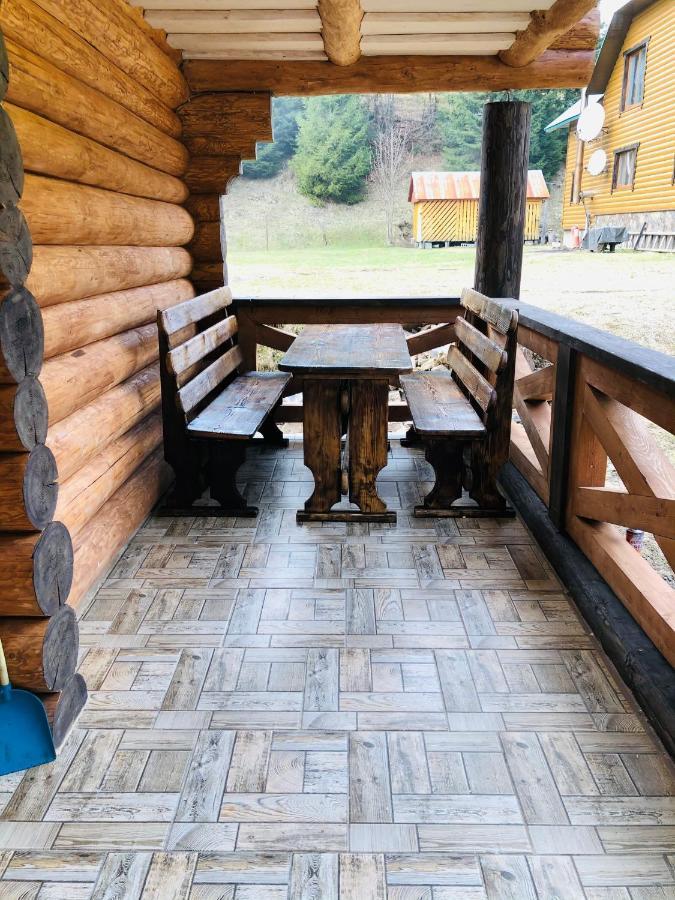 У Віти Котедж4 Synevyrsʼka Polyana Extérieur photo